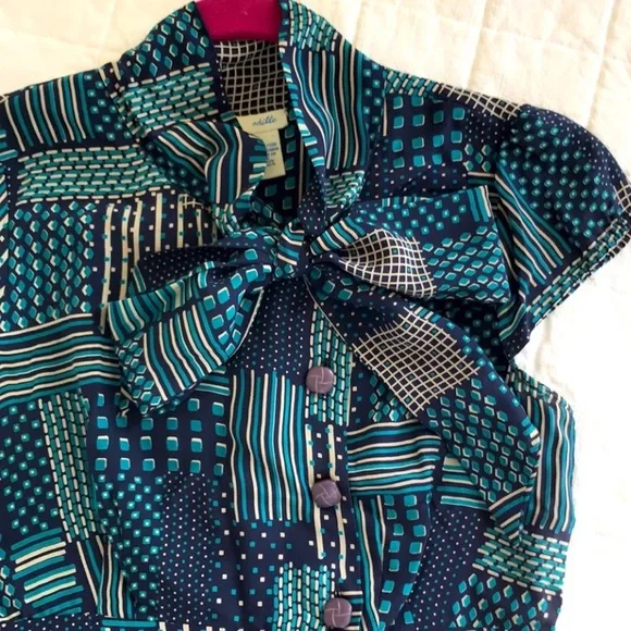 Silk Odille blouse, runs small- fits like a 0/xs. - Picture 2 of 8